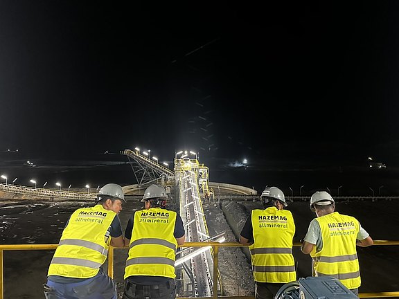 allmineral 2025: Arbeiter vor Aufbereitungs-Anlage. Ein Jahr globaler Fortschritte und technologischer Erfolge