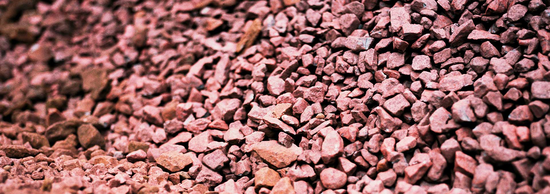 allmineral für jede Branche Nahaufnahme von einer Menge rötlich gefärbten Erzen